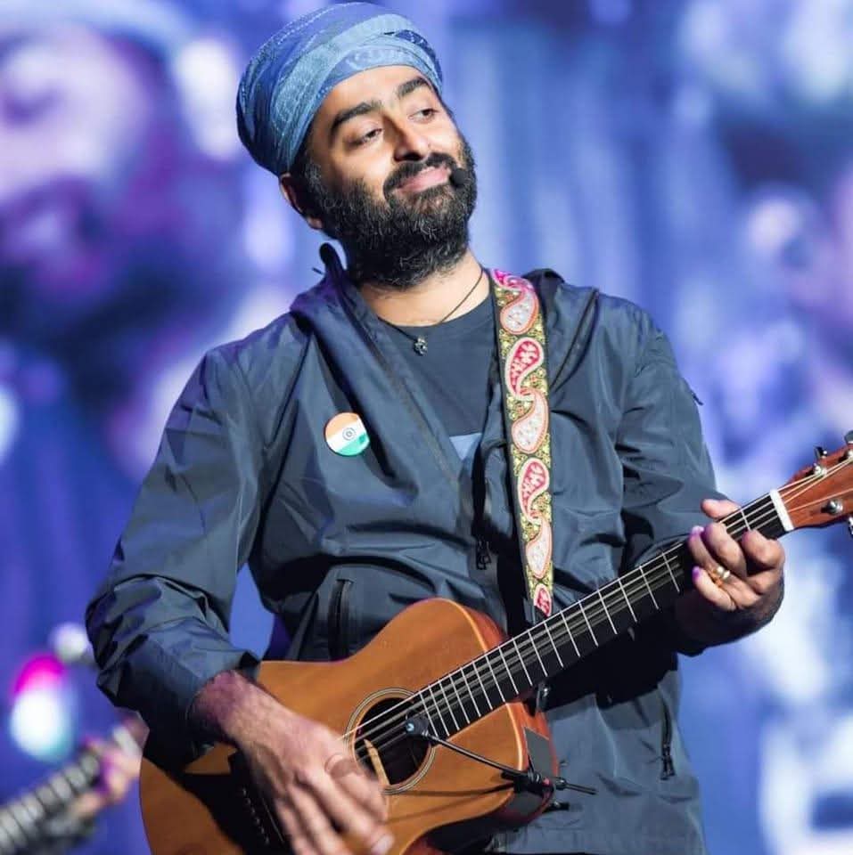 Arijit_Singh_performance_at_Chandigarh_2025