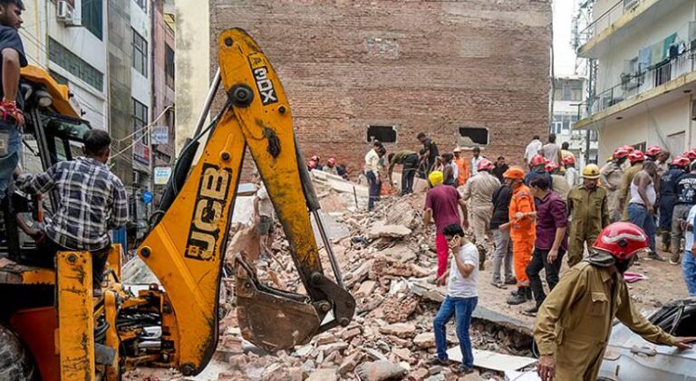 delhi-building-collapse